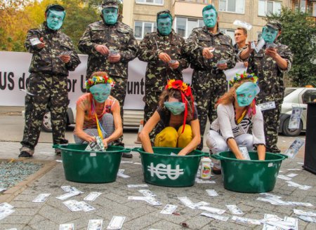 Голые студентки забросали долларами американское посольство в Киеве