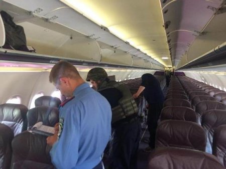 Шутника "Заминировавшего" самолет в Жулянах оштрафовали на 17 тысяч