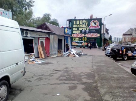Фоторепортаж: На Позняках в Киеве неизвестные разрушили более 30 киосков