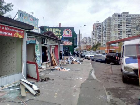 Фоторепортаж: На Позняках в Киеве неизвестные разрушили более 30 киосков