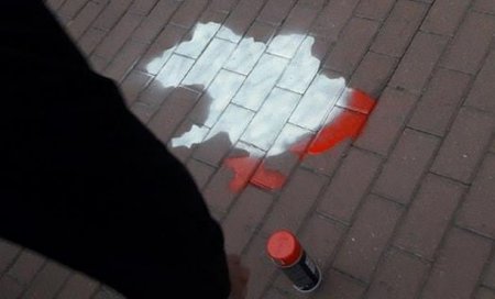 Цена свободы: студенты нарисовали кровавую карту Украины у стен посольства Нидерландов