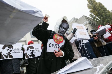 В Киеве активисты устроили акцию-перфоманс под посольством России