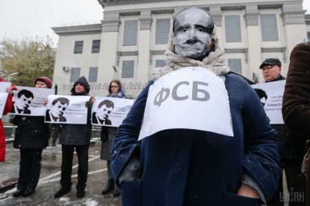 В Киеве активисты устроили акцию-перфоманс под посольством России