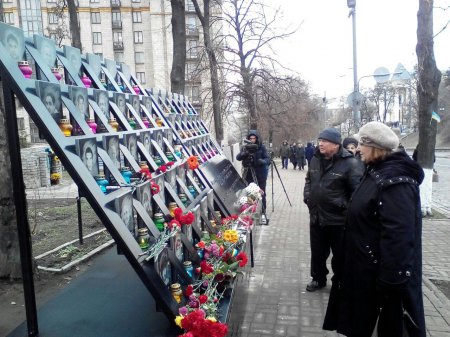 В центре Киева  одни стоят с флагами, другие со слезами 