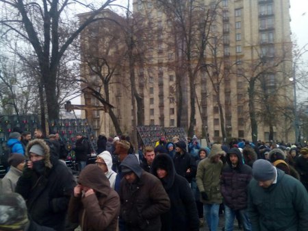 В центре Киева  одни стоят с флагами, другие со слезами 