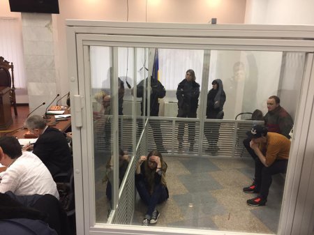 Нардеп Тимошенко  приковал себя наручниками к подозреваемой в зале суда