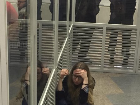 Нардеп Тимошенко  приковал себя наручниками к подозреваемой в зале суда