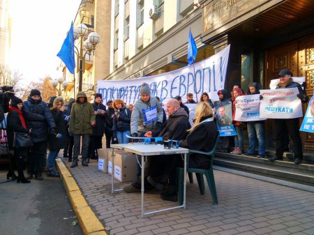 Активисты «Автомайдана» штурмуют Генпрокуратуру