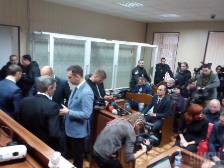 Фоторепортаж: что происходит в суде, где допрашивают Шуляка