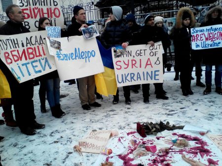 Под российским посольством в Киеве проходит митинг против агресси РФ в Алеппо