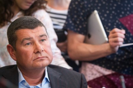 В АП отреагировали на слова Онищенко о покупке мандата