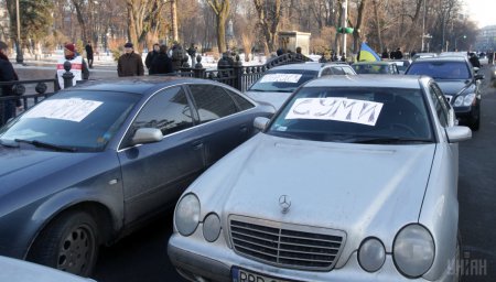 Под ВРУ автомобилисты провели акцию протеста