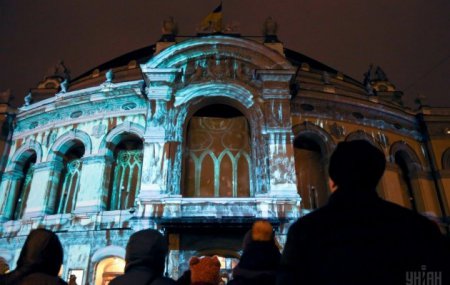 На фасаде Оперного театра в Киеве проходит световое шоу