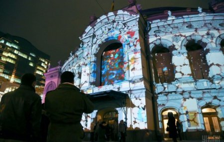 На фасаде Оперного театра в Киеве проходит световое шоу