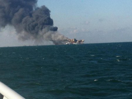 В Мексиканском заливе горит нефтяная платформа 