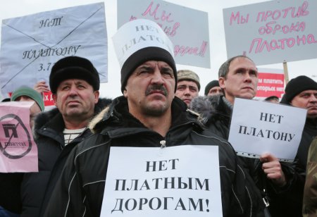 В Петербурге дальнобойщики устроили митинг 