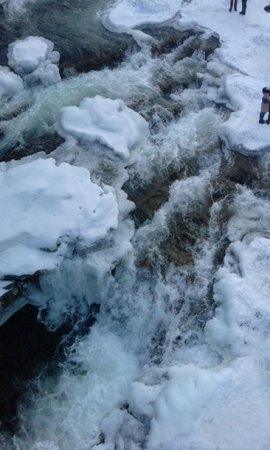На популярном курорте замерз крупнейший водопад Украины
