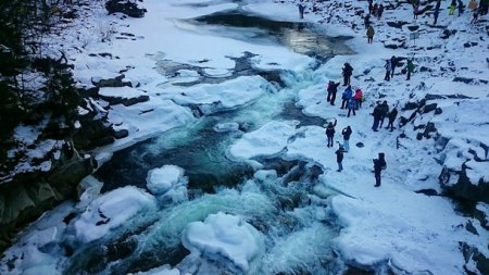 На популярном курорте замерз крупнейший водопад Украины
