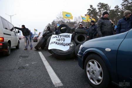 Фотоотчет: Протестующие блокируют въезды в Киев 