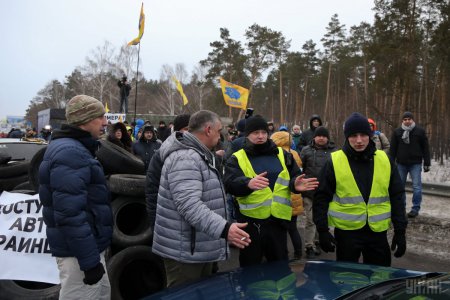 Фотоотчет: Протестующие блокируют въезды в Киев 