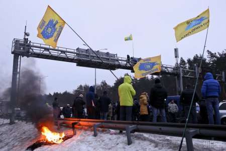 Фотоотчет: Протестующие блокируют въезды в Киев 