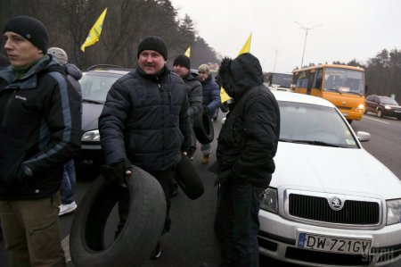 Фотоотчет: Протестующие блокируют въезды в Киев 