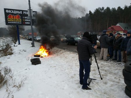 Фотоотчет: Протестующие блокируют въезды в Киев 