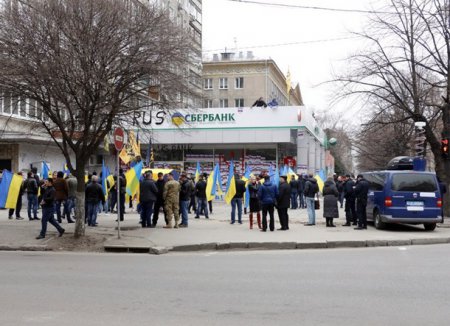 Киев показал пример: В Днепре замуровали отделение Сбербанка