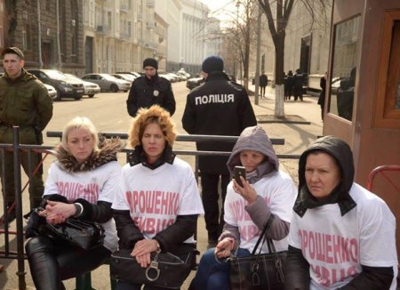 У Администрации Президента  протестуют женщины