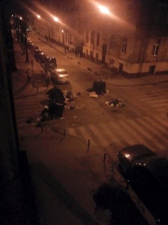 В центре Львова неизвестные раскидали мусор