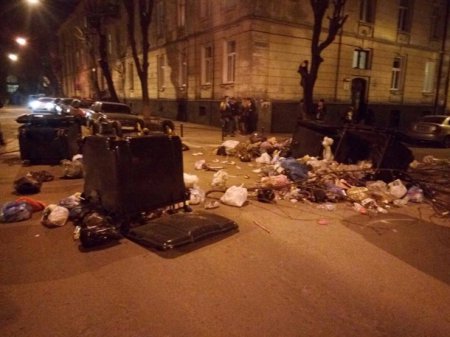 В центре Львова неизвестные раскидали мусор