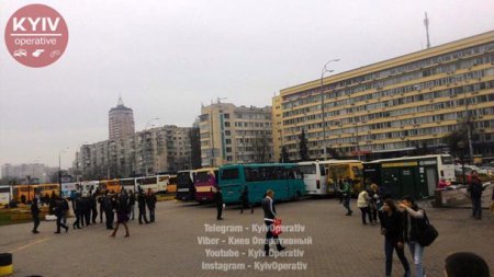 В Киеве маршрутчики устроили протест под обладминистрацией