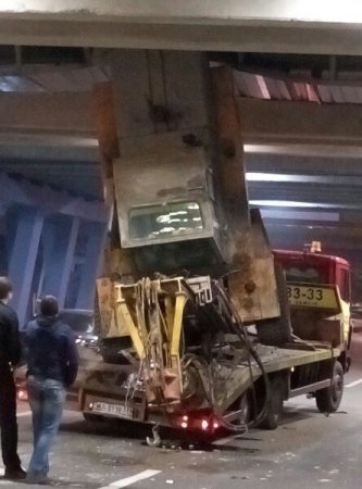 В Киеве из-за ДТП повреждена эстакада метро
