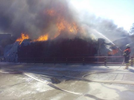 Под Киевом потушили пожар на суконной фабрике