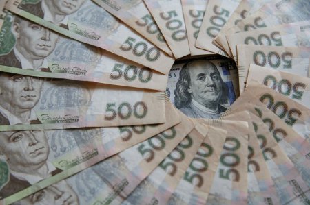 Украинцы продали банкам в два раза больше валюты