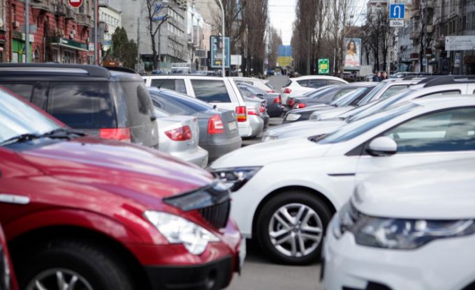 В Украине запретили проектировать парковки на тротуарах