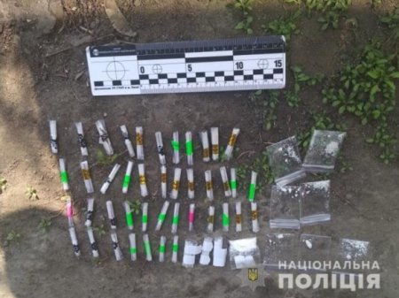 В Киеве при обыске мужчина выбросил из окна 60 пакетиков с наркотиками