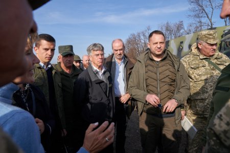 Послы иностранных государств посетили район разведения сил возле Петровского и Золотого