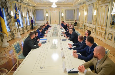  Президент Украины провел встречу с крупным бизнесом для помощи во время борьбы с распространением коронавируса
