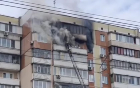 В Киеве на левом берегу горит многоэтажка, погибла женщина