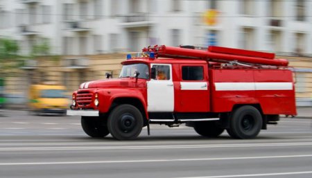 В Киеве на Крещатике автомобиль облили бензином и подожгли