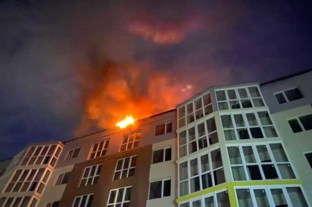 Под Киевом загорелась многоэтажка, пожар перебросился на крышу
