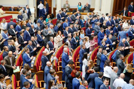 Рада запустила голосование за сокращение нардепов до 300 человек