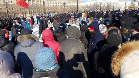 В России проходят акции в поддержку Навального, к протестующим применяют силу