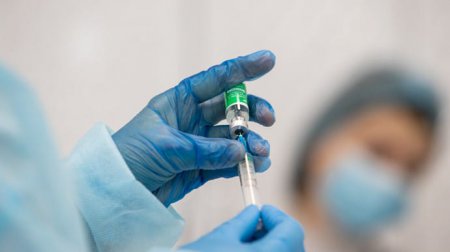 Зеленский подписал указ, согласно которому до конца 2021 года вакцинируют большую часть взрослого населения Украины