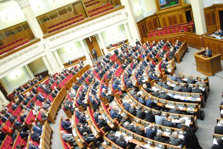 Рада в первом чтении приняла законопроект об упрощении выдачи иностранцам разрешений на работу в Украине