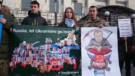 Под посольством России в Киеве состоялся митинг активистов «Стоп Путин. Стоп война»