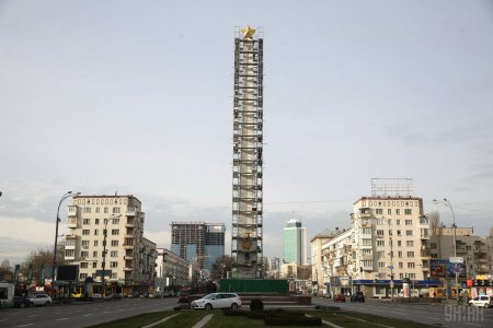 Фоторепортаж: в столице проходит реставрация обелиска на площади Победы 