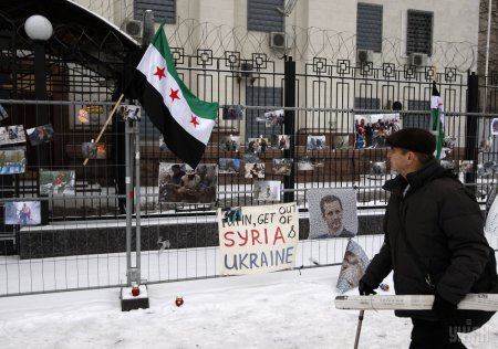 Фоторепортаж: Митинг под посольством РФ в Киеве против действий Кремля и Асада в Сирии