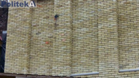 Фасад "крематория" на Андреевском спуске обстреляли краской